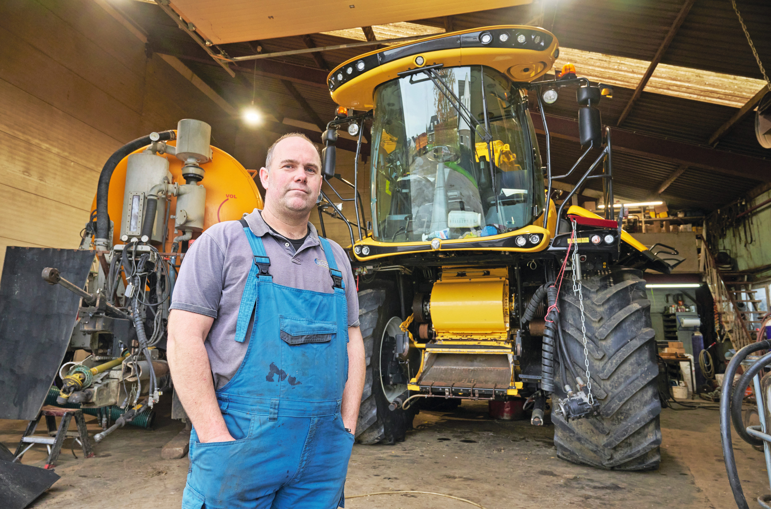 Rob van Herwijnen runt samen met zijn broers een loonbedrijf. “Eentje doet vooral de kantoorkant, de ander doet veel aan spuiten en zaaien. Ikzelf zit op de trekker en ben ook chauffeur op de kneuzer.” Foto: Van Assendelft Fotografie