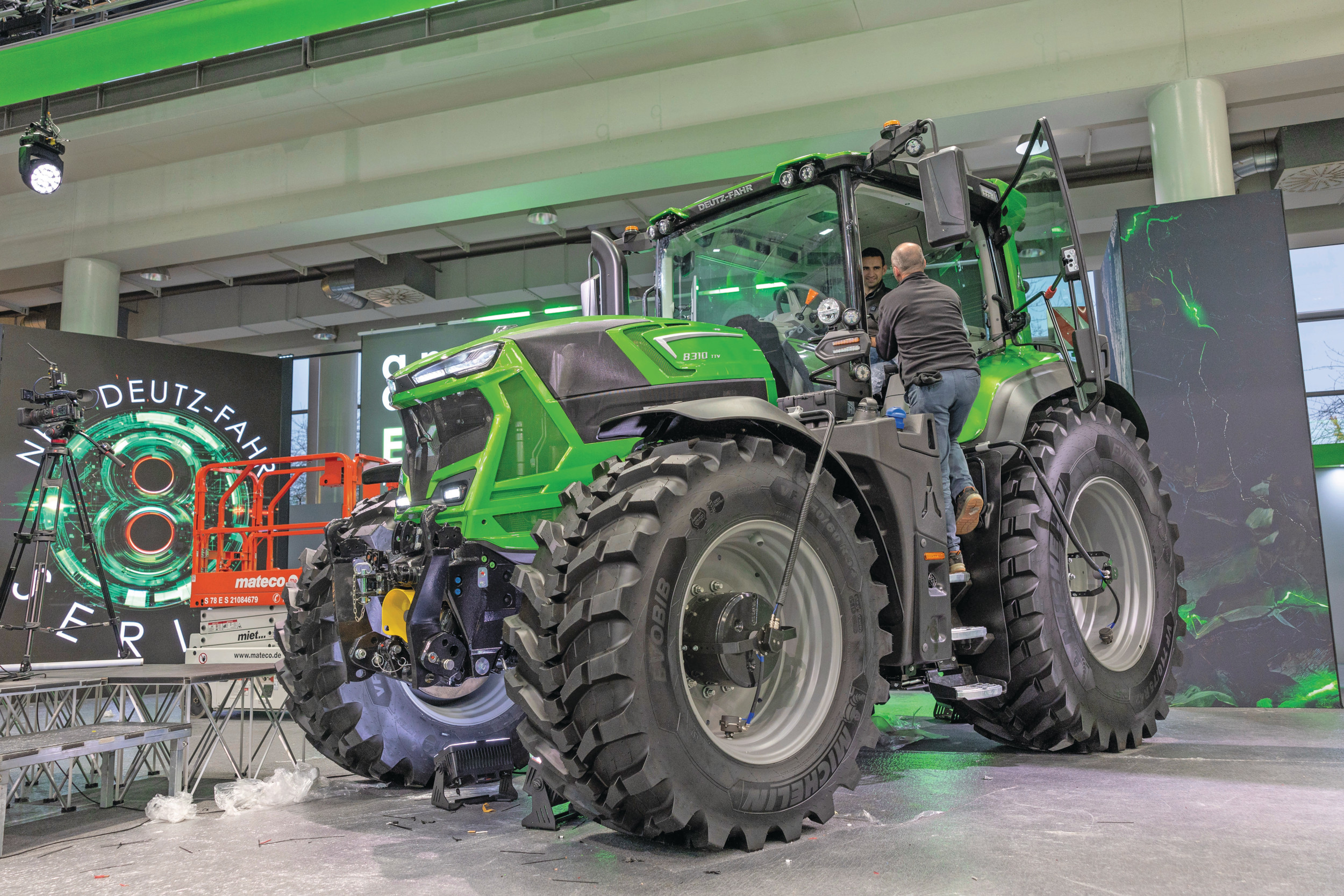 Deutz-Fahr breidt de 8-serie uit met twee nieuwe modellen: de 8310 TTV en 8340 TTV. Meest opvallend is de nieuwe, grotere cabine. Foto's: Mark Pasveer