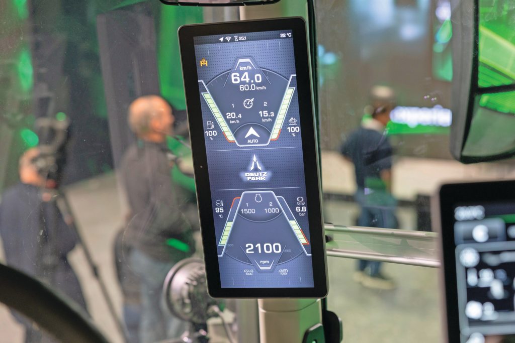 In plaats van een dashboard zit dit beeldscherm in de A-stijl. Zoals je kunt zien rijdt de trekker ruim 60 km/u.