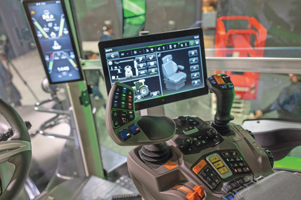 Een eerste blik op het nieuwe beeldscherm en de vernieuwde armleuning, met daarop een nieuwe joystick voor de hydraulische functies.