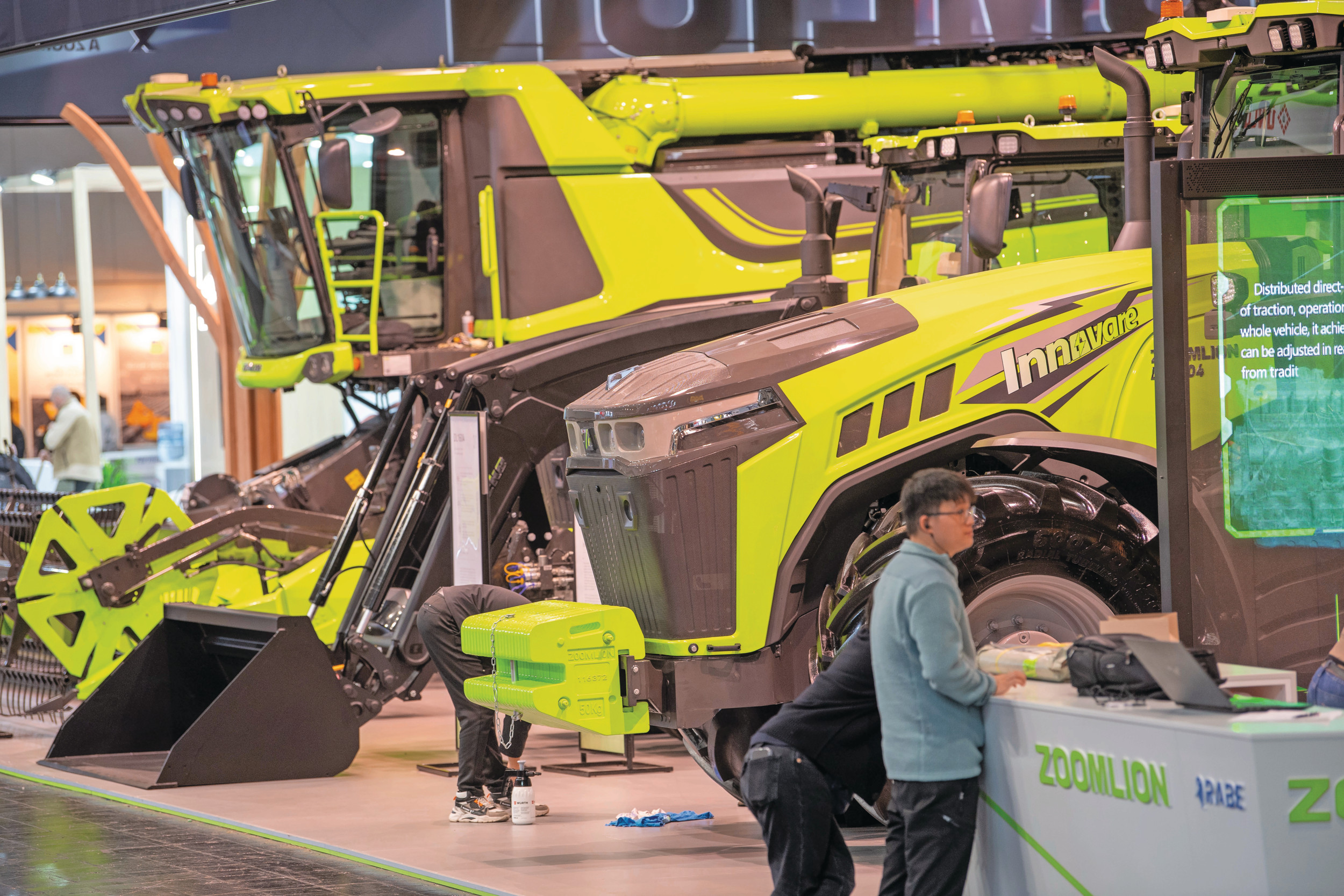 Het Chinese merk Zoomlion was al eens in Hannover te zien, maar dit jaar pakt de fabrikant uit met verschillende trekkermodellen en zelfs een maaidorser. Foto’s: Mark Pasveer
