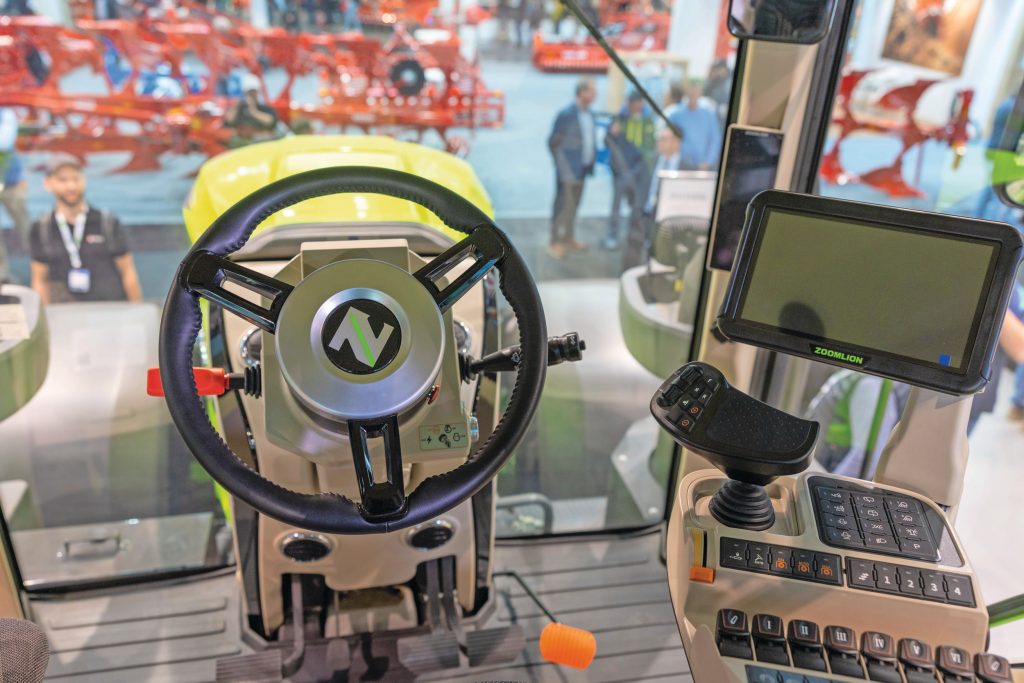 Een eerste blik in de cabine van de DV3504 leert ons dat die vrij eenvoudig maar tegelijkertijd ruim uitgerust is. Opvallend zijn de vele knoppen op de rechterarmleuning.