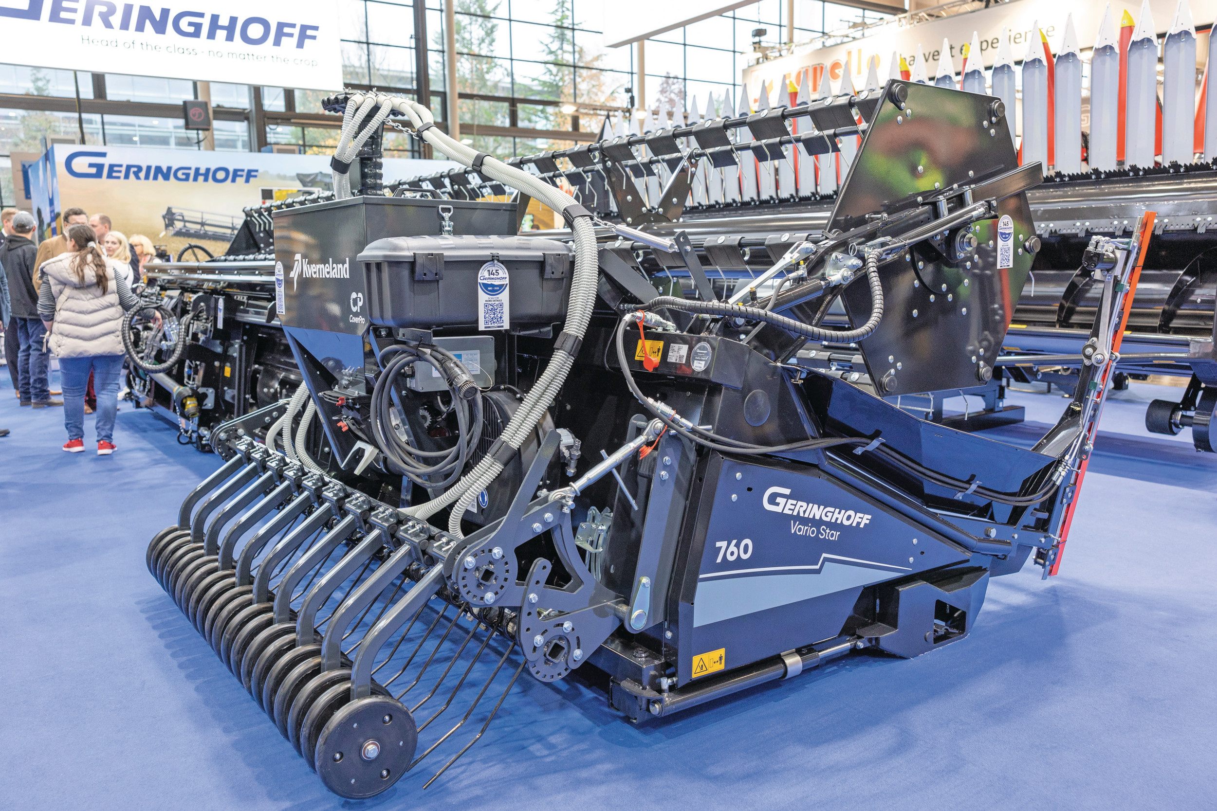 Geringhoff heeft een pneumatische zaaimachine van Kverneland aan een maaibord gemonteerd om zo tijdens het dorsen al een groenbemester te kunnen zaaien. Deze testopstelling was onlangs te zien op vakbeurs Agritechnica 2025 in Hannover (D). Foto: Mark Pasveer