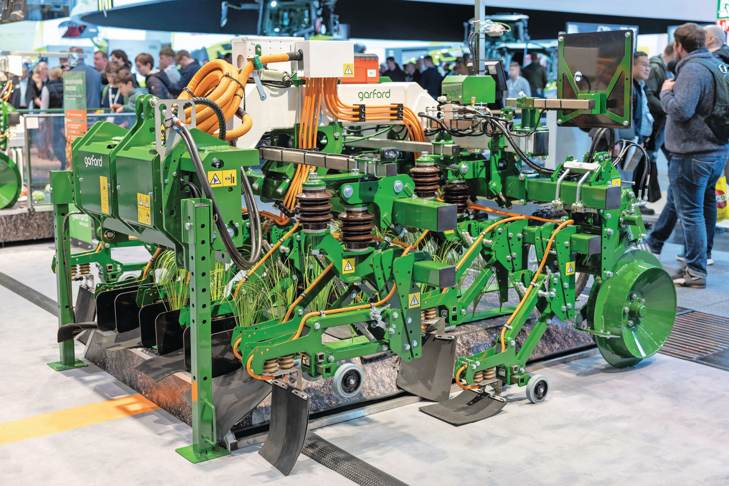 De Britse machinefabrikant Garford is een samenwerking aangegaan met Rootwave. Op Agritechnica presenteert de fabrikant een 3 meter brede onkruid-elektrocutiemachine. Foto's: Mark Pasveer