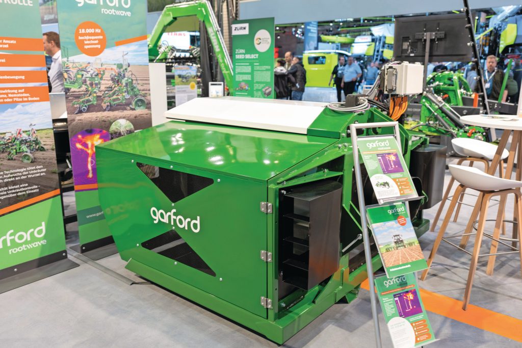 Achterop de elektrocutie-machine hangt een zogenoemd powerpack. Dit is een aftakas-aangedreven generator die 640 volt opwekt. Dat wordt daarna omgezet tot 6.000 volt, met een piek van 9.000 volt.