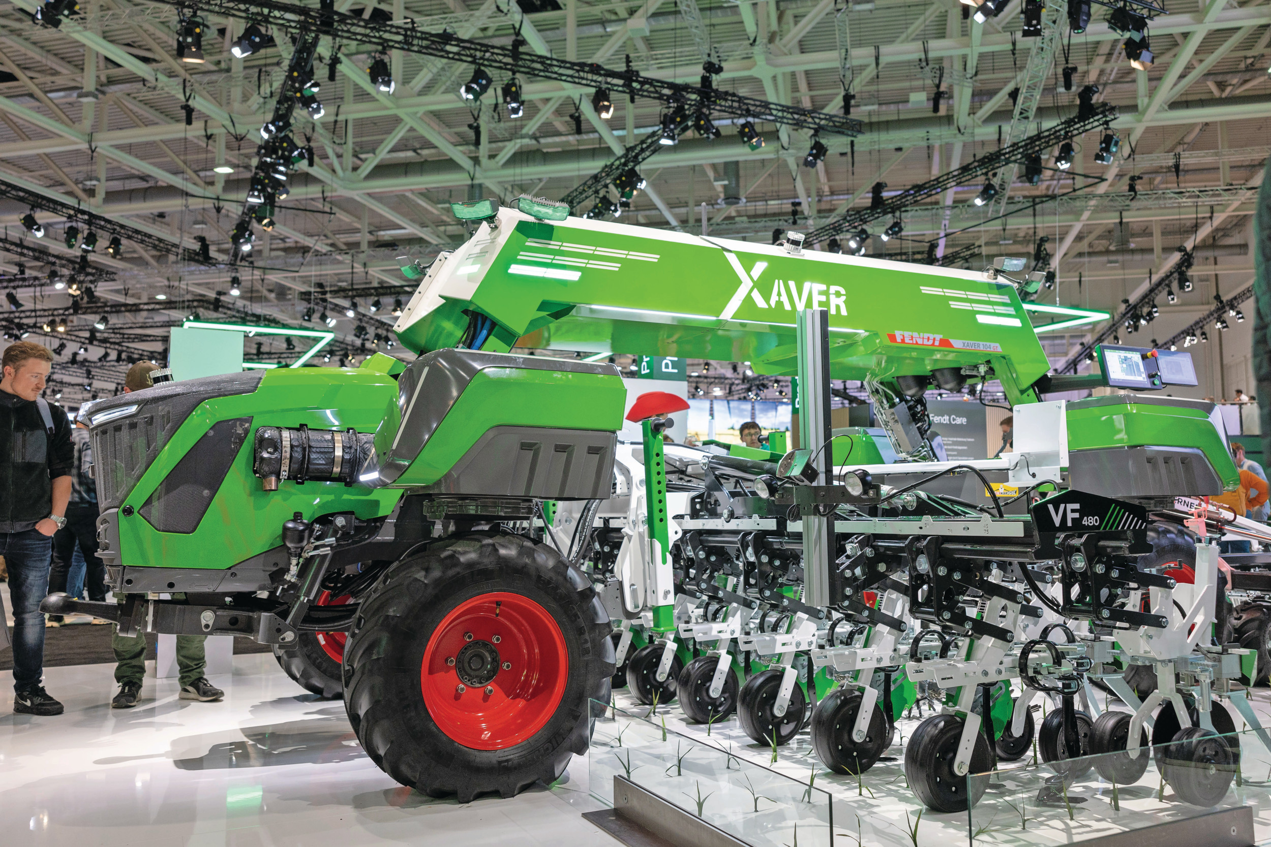 Het Xaver-robotproject bij Fendt krijgt een nieuwe vorm: een werktuigendrager met twee hefinrichtingen. Op de Agritechnica gepresenteerd met schoffel en wiedeg van DicksonKerner. Foto's: Mark Pasveer