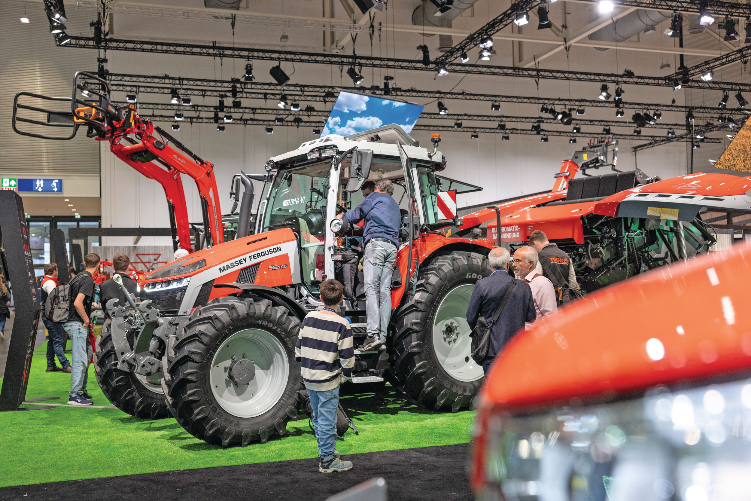 Bezoekers van vakbeurs Agritechnica 2025 bekijken de MF 5S.145. De 5S-serie van Massey Ferguson is straks ook leverbaar met een traploze transmissie. Foto: Mark Pasveer