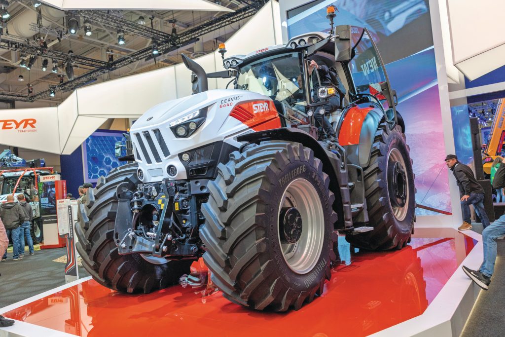 Hier de Steyr-variant. Deze krijgt een nieuwe naam: Cervus. Het merk Steyr doorbreekt hiermee de 400 pk-grens.