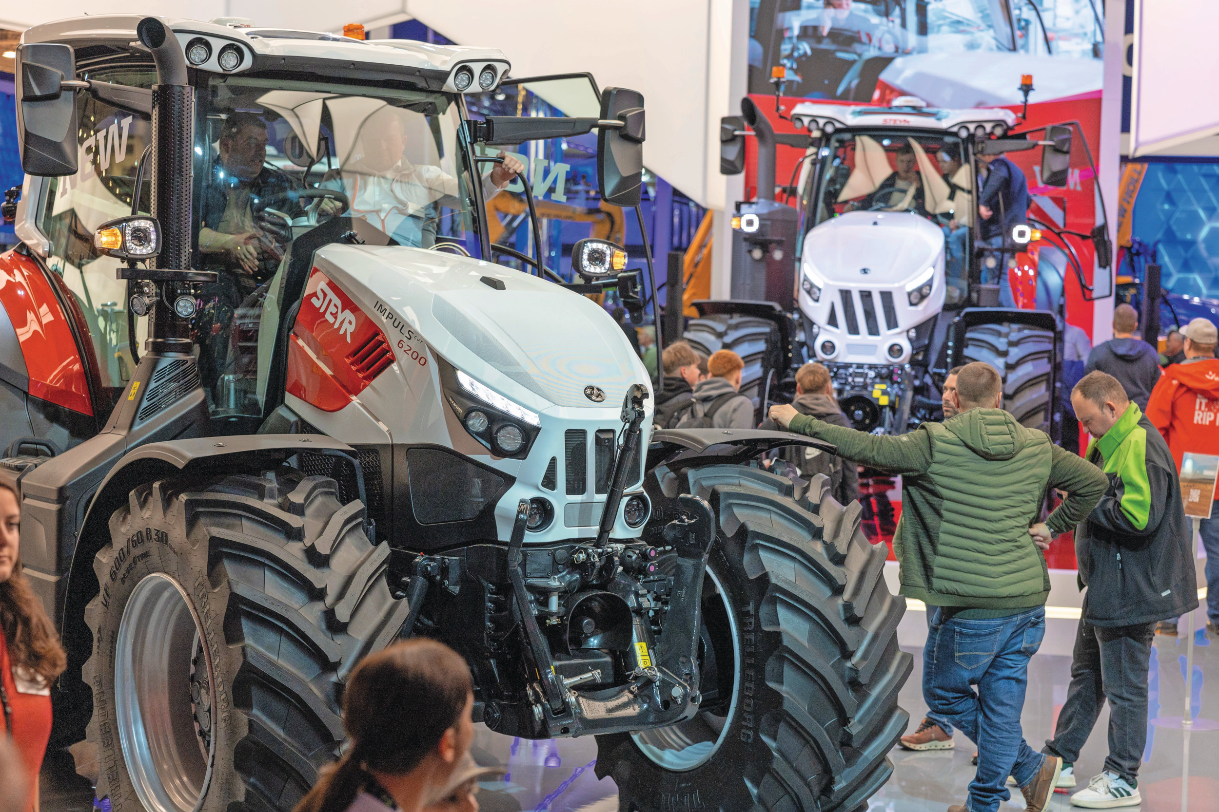 Nieuwe trekkers bij Steyr. Vooraan de nieuwe Impuls-serie (180 tot 220 pk), erachter staat de nieuwe Cervus-serie (360 tot 435 pk). Foto's: Mark Pasveer