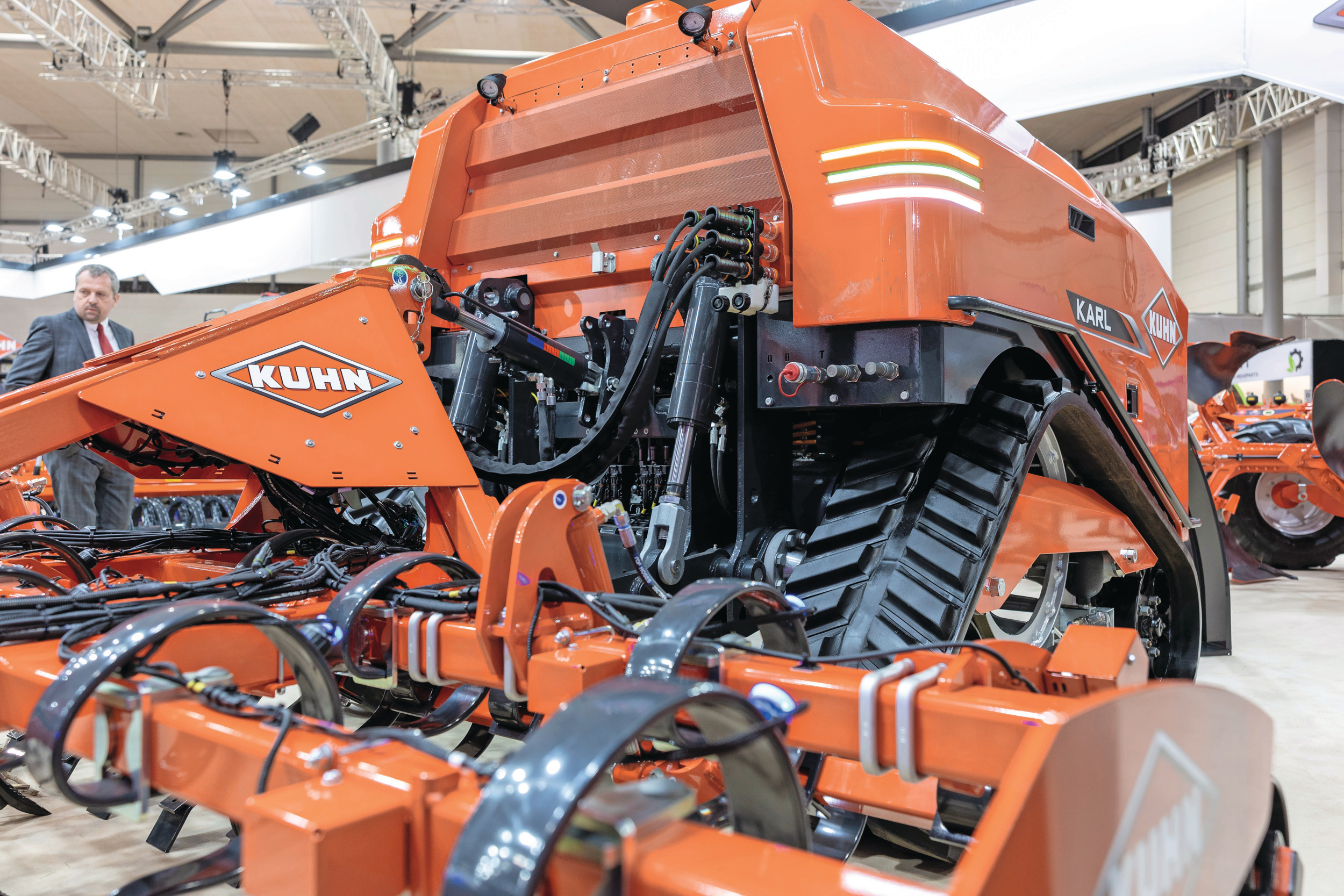 De autonome trekker Karl van machinefabrikant Kuhn is technisch gezien klaar voor de markt. De cultivator waarmee Karl op de Agritechnica wordt getoond, is voorzien van sensoren die tandbreuk signaleren. Foto: Mark Pasveer