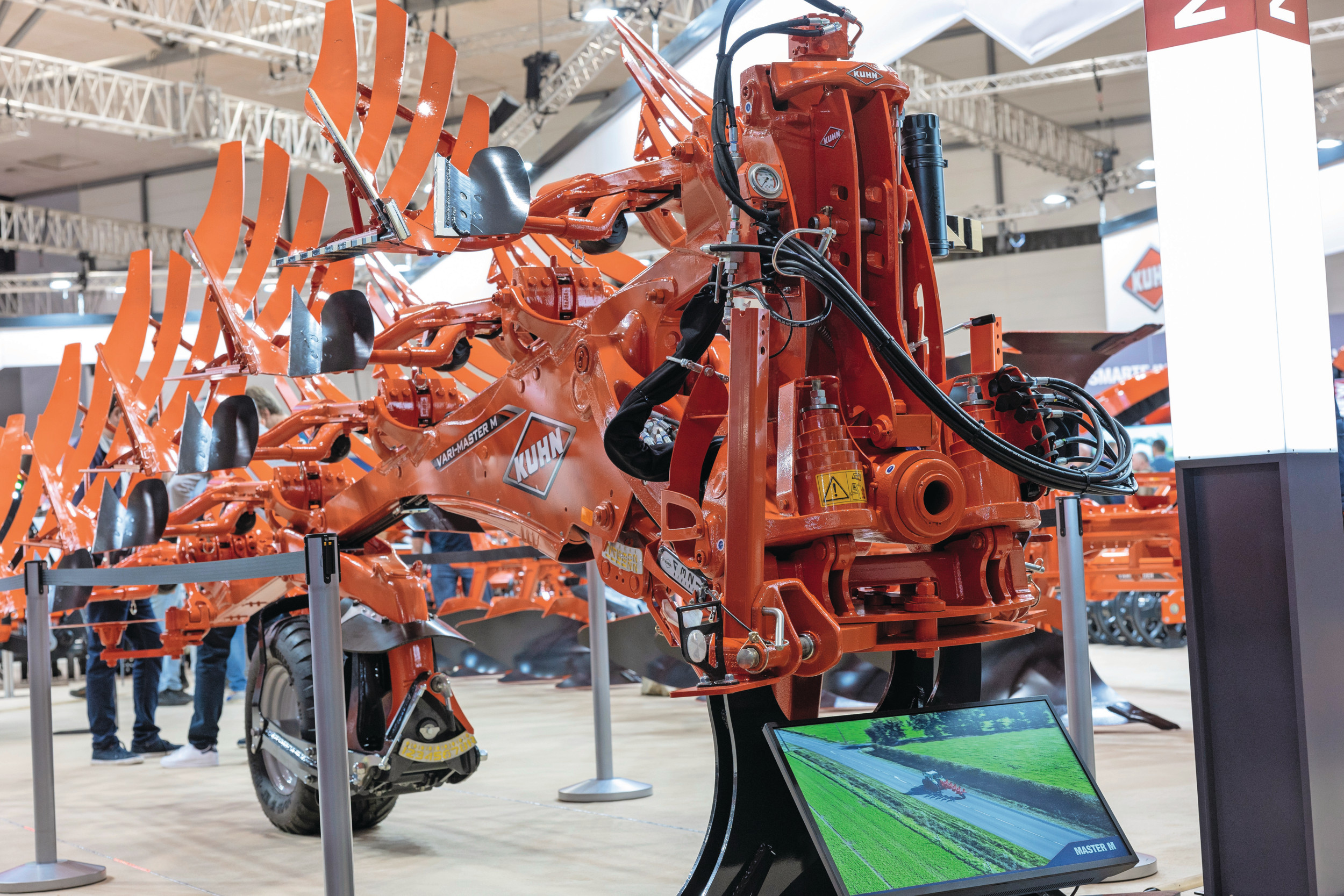 De Master M is wat kokermaat betreft een nieuwe ploeg bij Kuhn. Hij kan in transport als een aanhanger achter de trekker hangen. In de kop zijn twee zware, steil gemonteerde krulveren gemonteerd (optie). Foto: Mark Pasveer