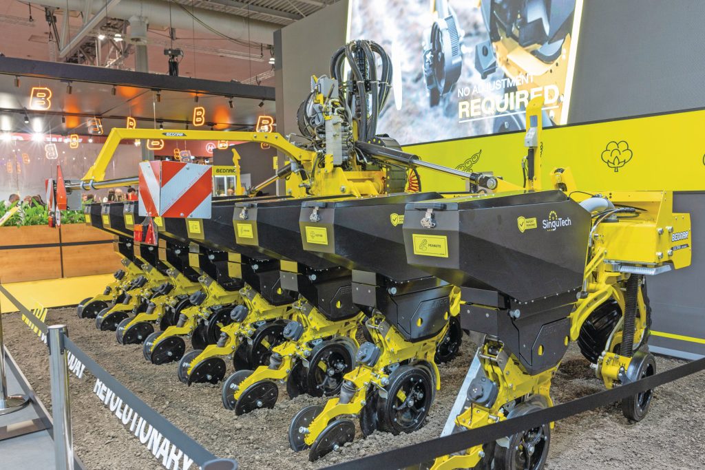 De aangekondigde spaakwielbemester ontbrak bij Bednar, maar de Tsjechische fabrikant verraste op Agritechnica 2025 met een prototype van een precisiezaaimachine. Voor Bednar een volledig nieuwe tak van sport.