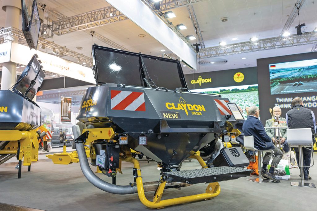 Claydon biedt nu ook de mogelijkheid om zaaizaad te doseren vanuit een fronttank. Naar keuze met één of twee compartimenten en twee doseerunits. Op de foto zie je de enkele 2.000 litervariant. Foto’s: Mark Pasveer