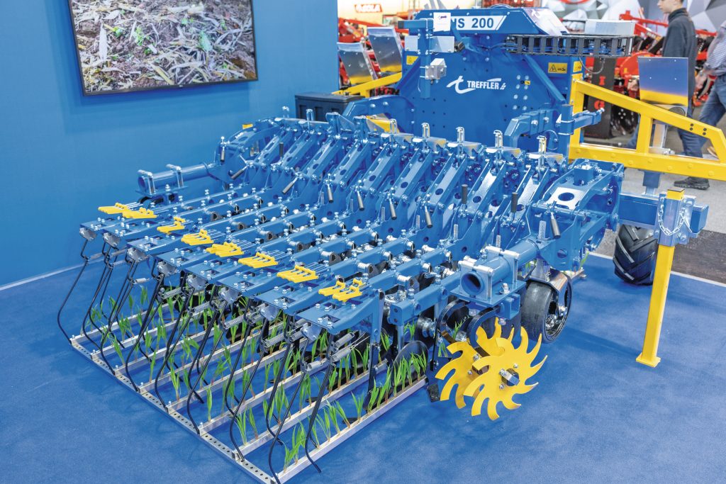 Treffler heeft zijn schoffelprogramma flink uitgebreid met veel opties. Een bijzonderheid zijn de individueel in veerdruk instelbare wiedegtanden die in de rij werken. Met de gele hendeltjes achterop zijn die per stuk in veerdruk instelbaar.