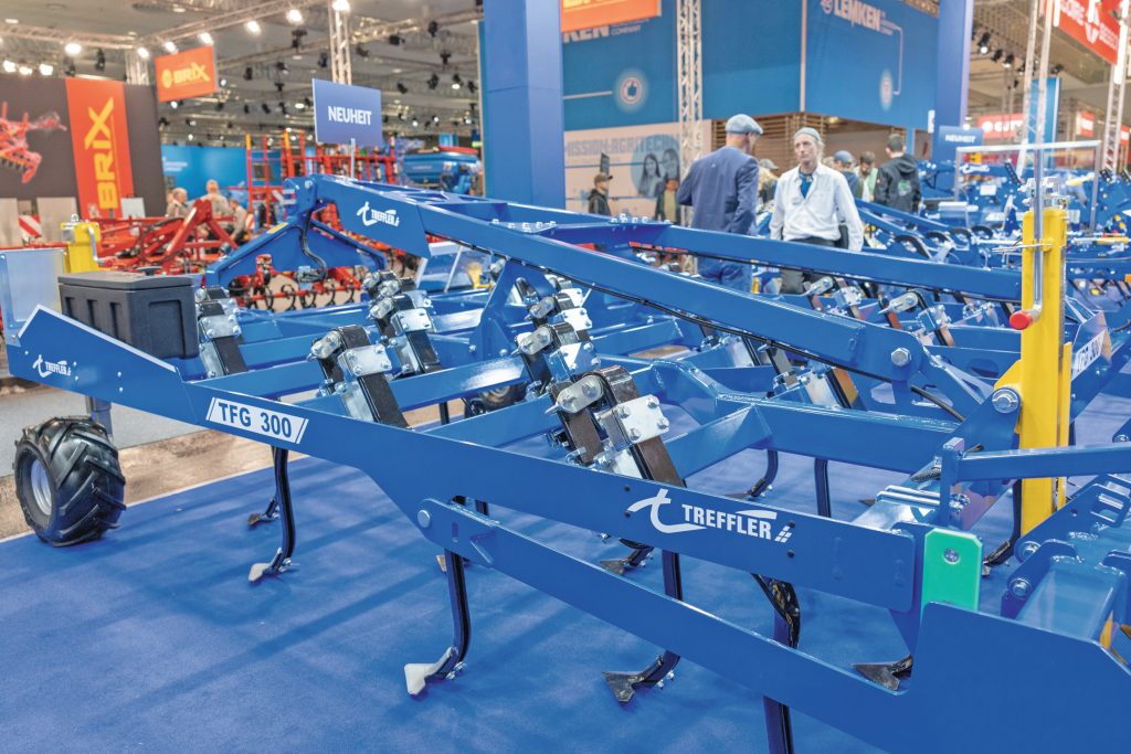 De TFG-cultivator heeft vergeleken met de TF meer ruimte onder het frame door langere tanden. Om meer lengte dan een traditionele gekrulde veertand te krijgen bedacht Treffler een eigen variant. De tanden zijn met een bout bovenop onder voorspanning te zetten.