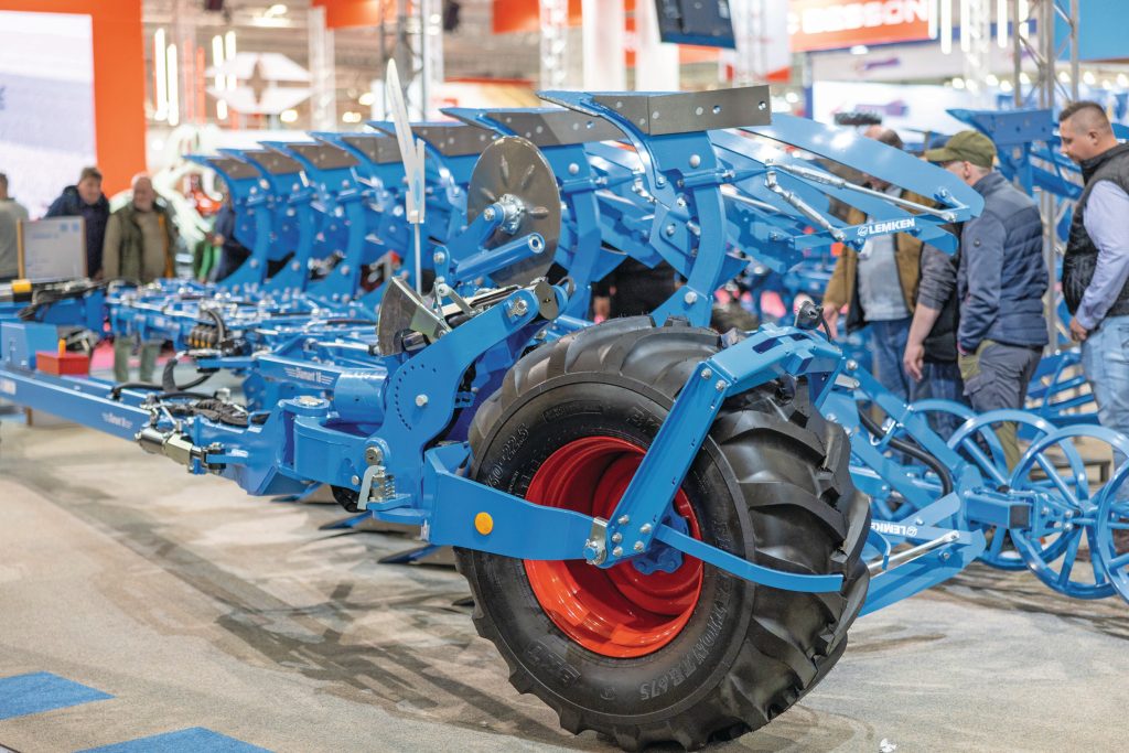 De Diamant 18 als 7-schaar met aangebouwde FlexPack. Grootste bijzonderheid is het steunwiel achterop in plaats van naast de ploeg. Minder handig om een kant af te ploegen, maar het maakt de aanbouw van een geïntegreerde pakker mogelijk. Wie in de prijslijst alle opties aanvinkt, kan de teller naar €97.000 drukken.