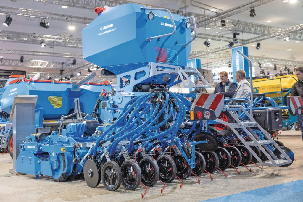 Getoond in 4 een meterversie, maar ook 4, 5 en 6 meter werkbreedte leverbaar is de Solitair MF, een zware zaaimachine in de hef. In het midden een steunwiel voor transport op de weg.