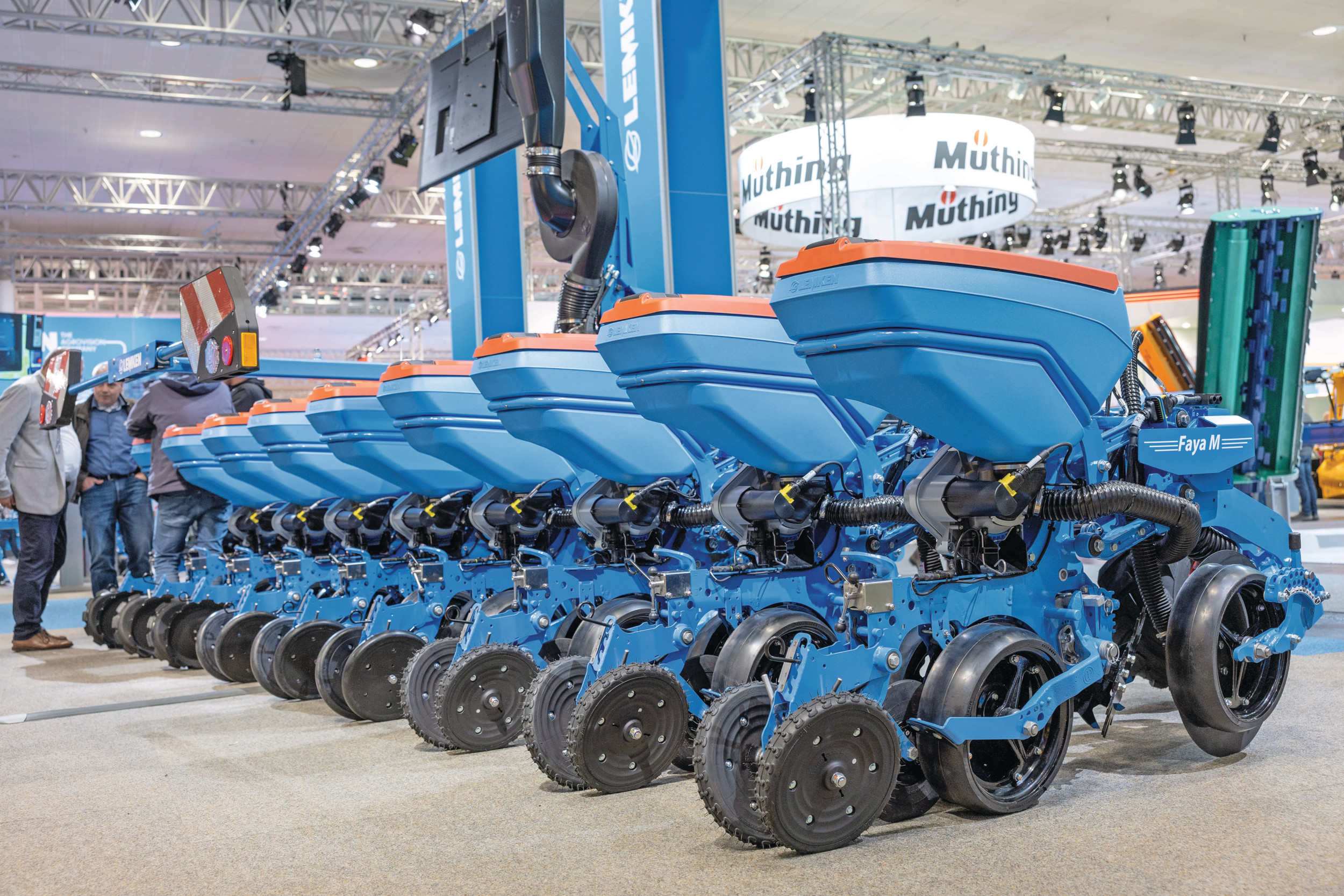 Lemken toont zijn nieuwe maiszaaimachine Faya op de beursvloer in Hannover als 9-rijer. Met de elementen op 45 of 50 centimeter kan dat ook een 12-rijer worden, bijvoorbeeld voor bieten. Daarmee is de Faya veel breder inzetbaar dan zijn tegenhanger Azurit. Foto's: Mark Pasveer