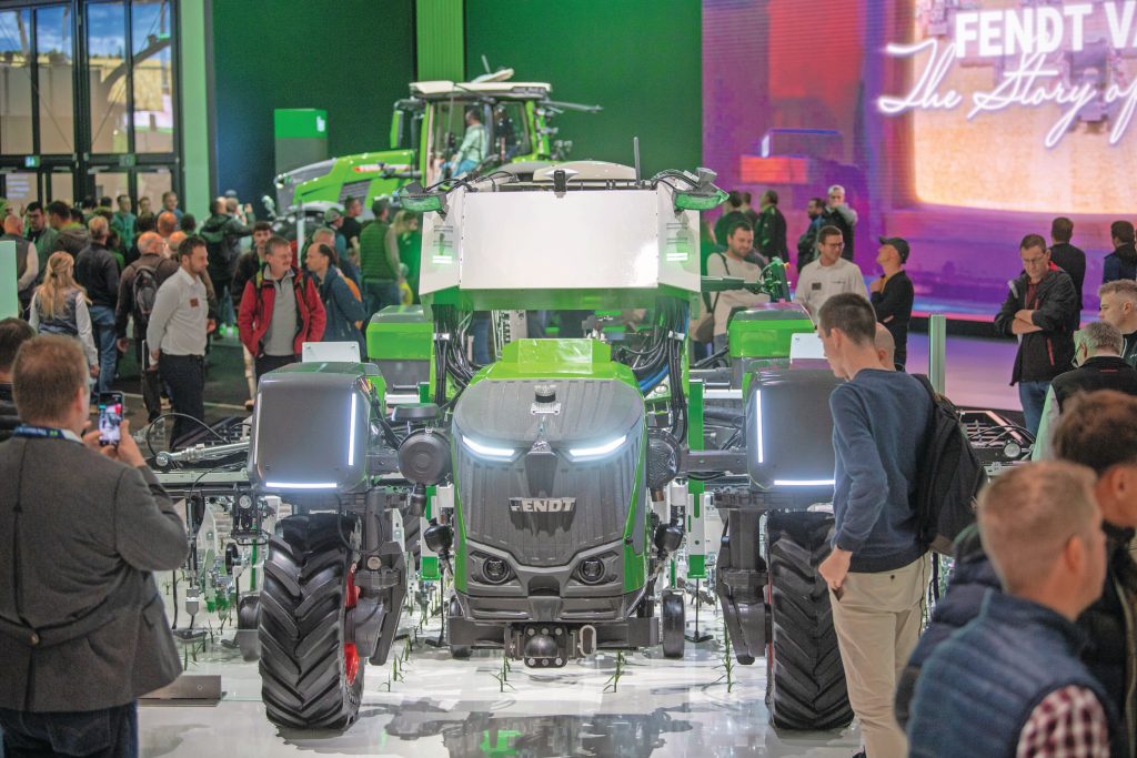 Voorop ligt een dieselmotor. Die drijft een generator aan. De vier wielen worden elektrisch aangedreven. De robot kan scherp sturen en dus om z'n as draaien.