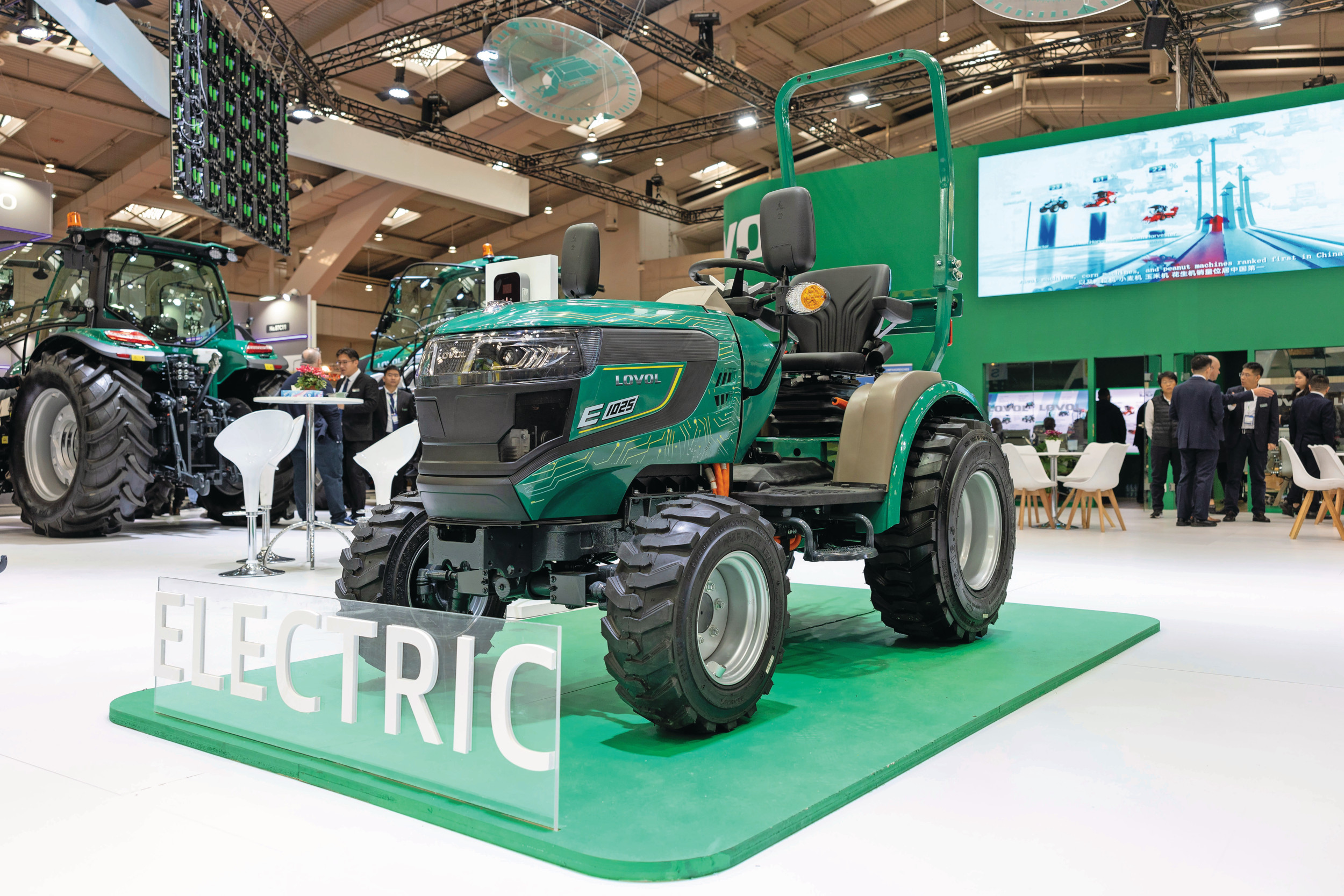 De grote trekkers op de Agritechnica-stand van de Chinese fabrikant Lovol trokken bekijks, maar het echte nieuws op de stand was deze elektrische compacttrekker. Foto: Mark Pasveer