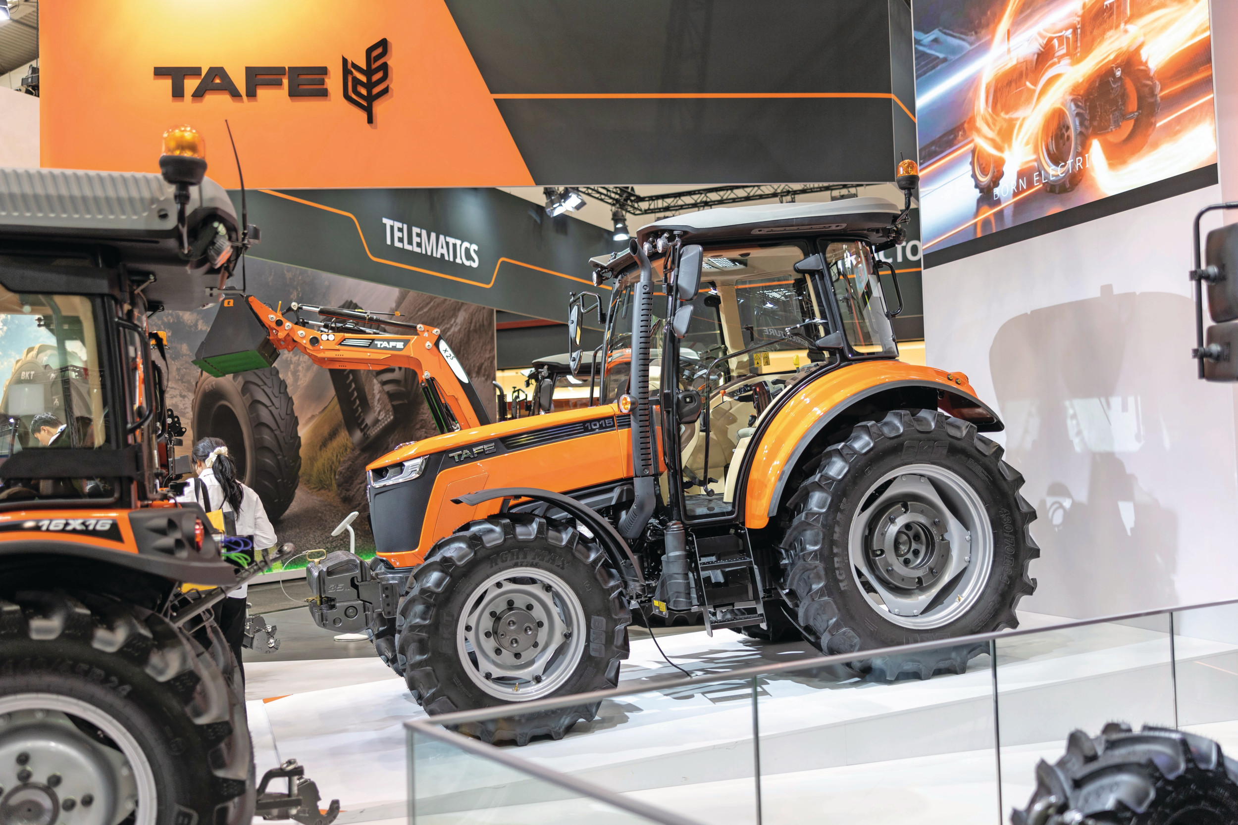 De Indiase trekkerfabrikant Tafe heeft een nieuw topmodel van 105 pk ontwikkeld voor de Europese markt. De fabrikant toonde de Tafe 1015 op Agritechnica 2025. Vanaf 2027 is de trekker beschikbaar in Europa. Foto: Mark Pasveer