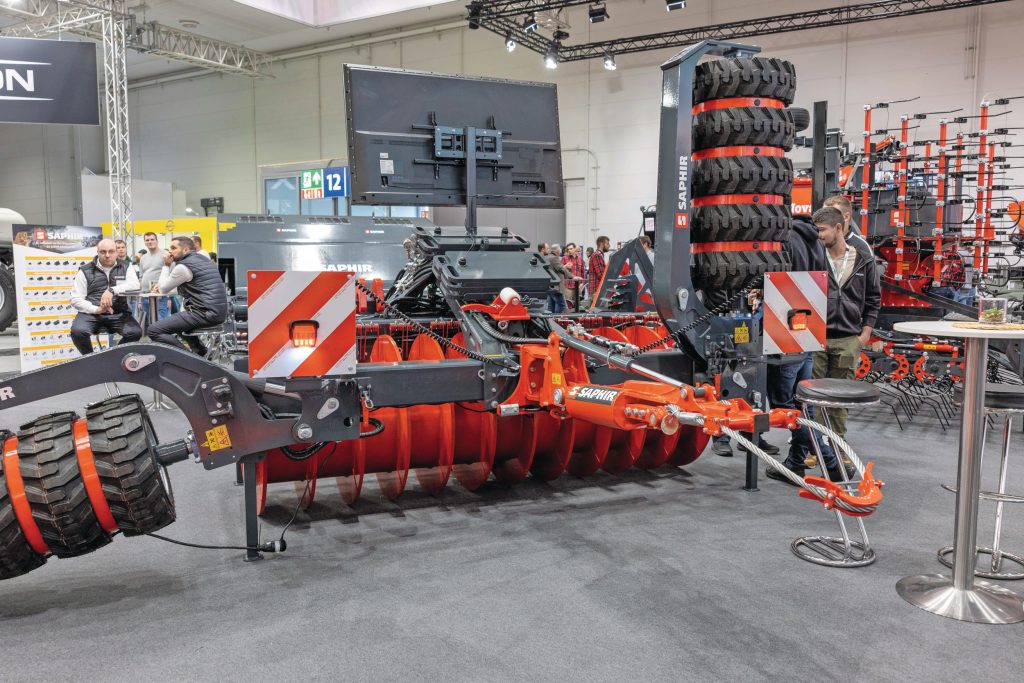 Silagewalsen levert Saphir al langer. Op de Agritechnica stelt de Duitse machinefabrikant de SiloRex voor. Deze wals is leverbaar met een hydraulisch bediende sleepkabel die nu in twee zware cilinders geveerd is gemonteerd.