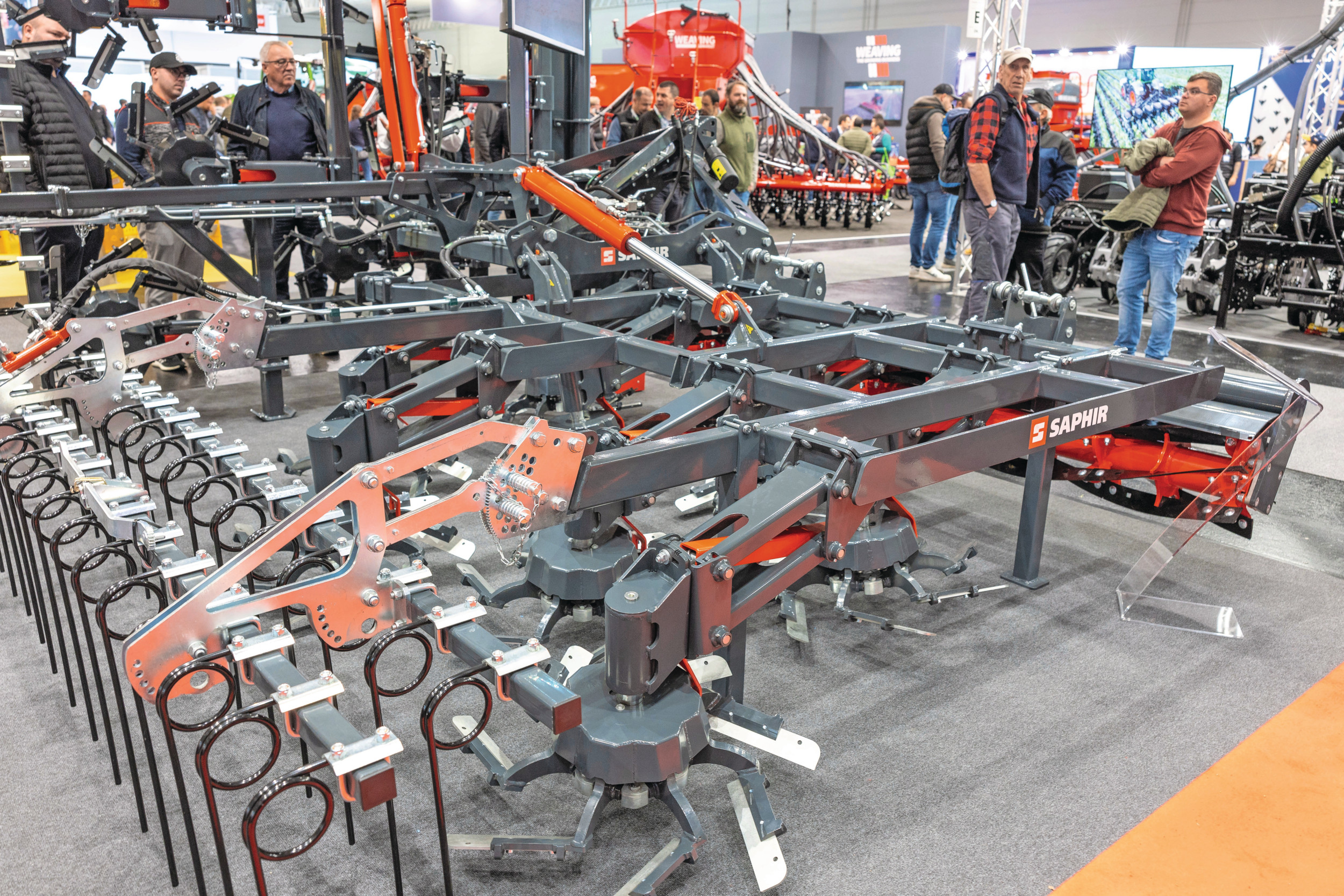Het Duitse Saphir Maschinenbau toont de GrindStar op Agritechnica 2025. Het werktuig voor ondiepe grondbewerking beschikt over meer ruimte tussen de rotors door ze in vier in plaats van twee rijen te plaatsen. Ook is het mogelijk een snijwals voorop te plaatsen. Foto's: Mark Pasveer