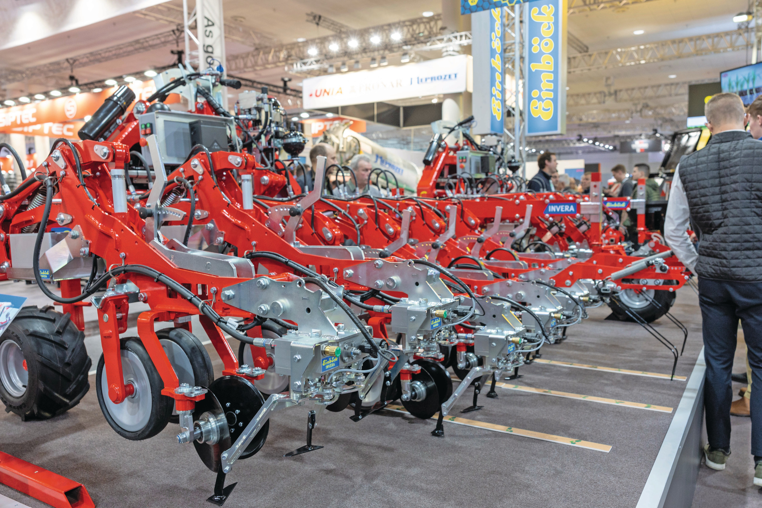 De Einböck Invera schoffelt in de rij tussen de planten door met cameragestuurde, hydraulisch heen-en-weergaande schoffelmessen. Foto's: Mark Pasveer