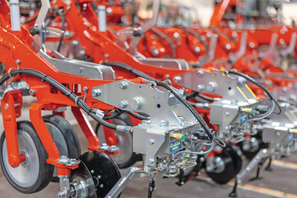 Voor de Invera zijn nieuwe parallellogrammen ontwikkeld. Het zilverkleurige langwerpige blok in het frame van het parallellogram is de camera. Iedere rij heeft een eigen camera.