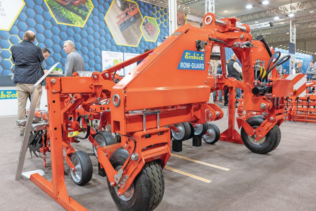 De nieuwe Row-Guard-sideshiftbok heeft een volledig vrije ruimte in het midden, waardoor er ruimte is voor het doorvoeren van een aftakas. De camera voor de aansturing kan nu ook midden in de bok in plaats van op de zijkant van de machine geplaatst worden.