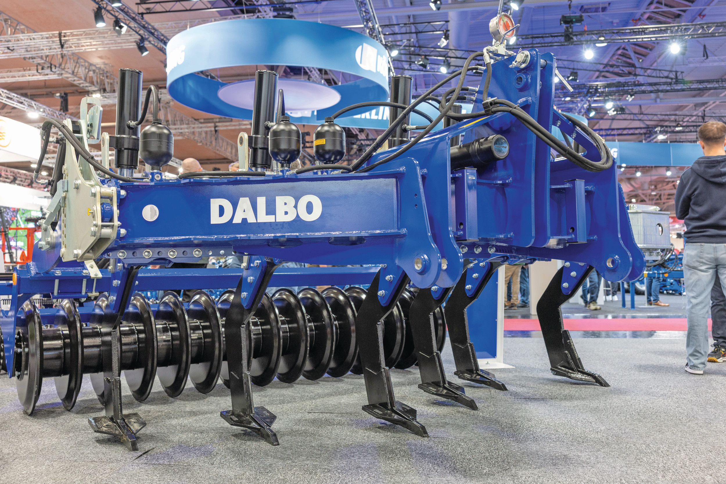 Robuust, dat is onze eerste indruk van de nieuwe woeler van de Deense machinefabrikant Dalbo. Er is veel vrijheid in de plaatsing van de woeltanden, al zal dit in de praktijk vaak een eenmalige keuze zijn. Foto's: Mark Pasveer