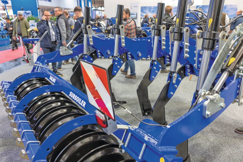 De versie op vakbeurs Agritechnica heeft hydraulisch beveiligde tanden. Een breekboutuitvoering is in de maak. De werkdiepte wordt hydraulisch ingesteld met de looprol.