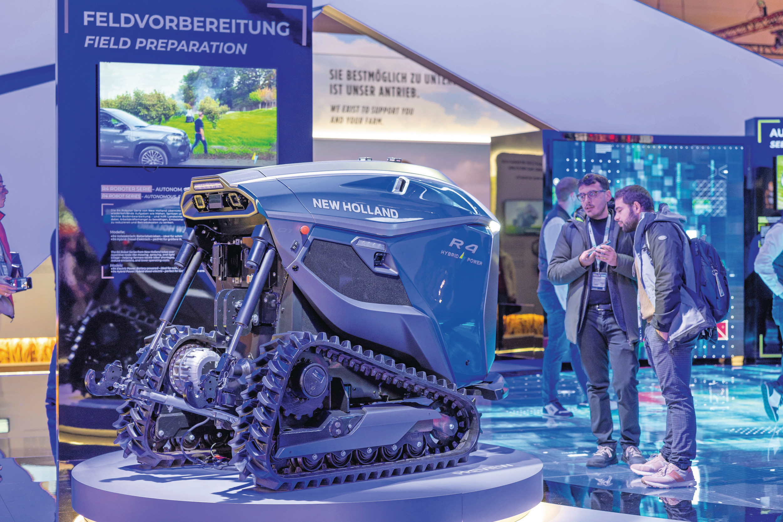 New Holland laat op Agritechnica 2025 een nieuwe veldrobot zien. De R4 is vooral bedoeld voor gebruik in boomgaarden. Foto's: Mark Pasveer