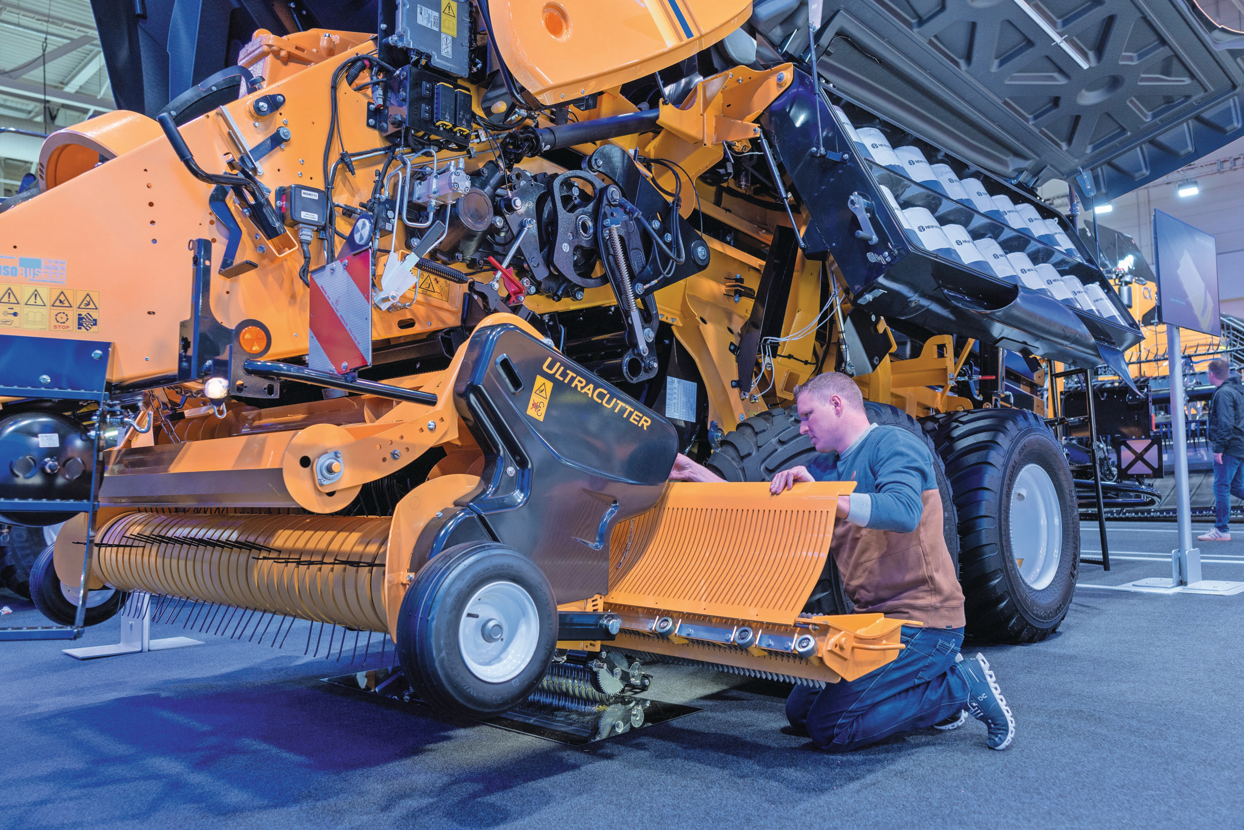 New Holland komt met een nieuwe snij-inrichting voor grootpakpersen. Grootste vernieuwing: er is ruimte voor 57 messen (20 mm snijlengte). Foto's: Mark Pasveer
