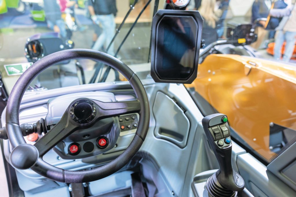 De cabine is vrij simpel en niet al te ruim. De joystick is ook tamelijk eenvoudig zonder al te veel knoppen. Verder opvallend: er is geen sleutel meer om te starten, maar een start-stopknop.