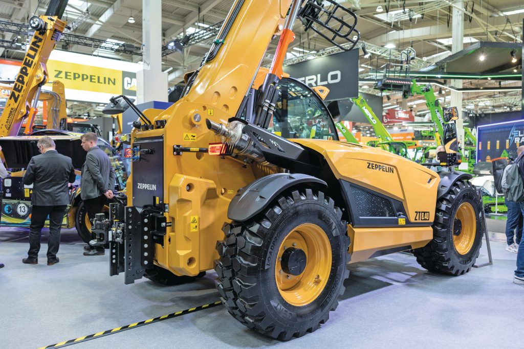 Hoewel de ZT8.40 dankzij zijn opvallende CAT-kleuren oogt als een compleet nieuwe machine, betreft het in feite een Faresin 8.40.