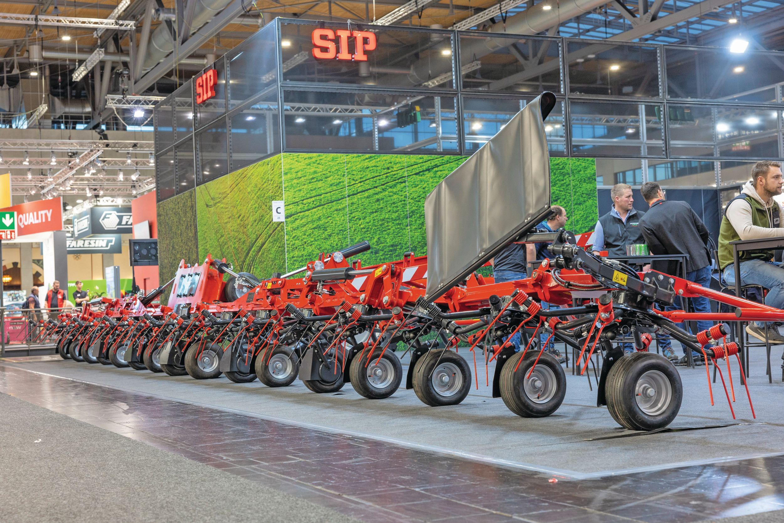 De Spider HD 1700-schudder van de Sloveense machinefabrikant SIP heeft 16 rotors en een werkbreedte van ruim 17 meter. De schudder is even breed als de gehele stand van de Sloveense machinebouwer. Foto: Mark Pasveer