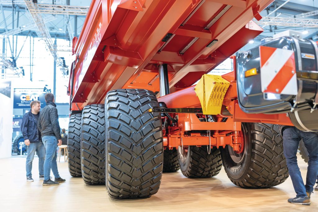 De kipper heeft drie gestuurde BPW-assen. Daarmee kun je onder meer in hondengang rijden.