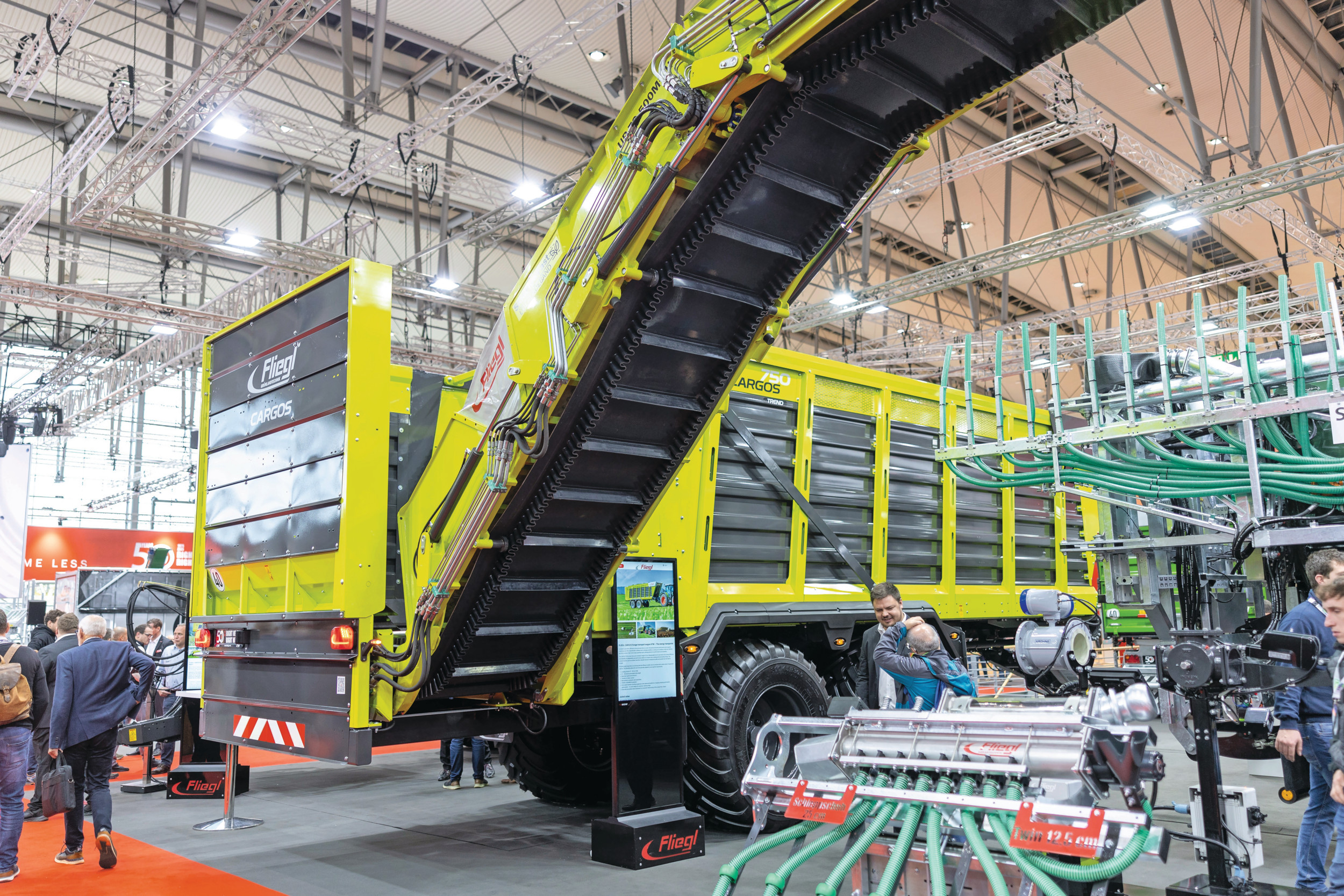 De Fliegl Büffel is terug, maar dan wel op een andere manier. Fliegl bouwt een overlaadelevator die achter een Cargos-opraapwagen of -silagewagen past. Foto: Mark Pasveer