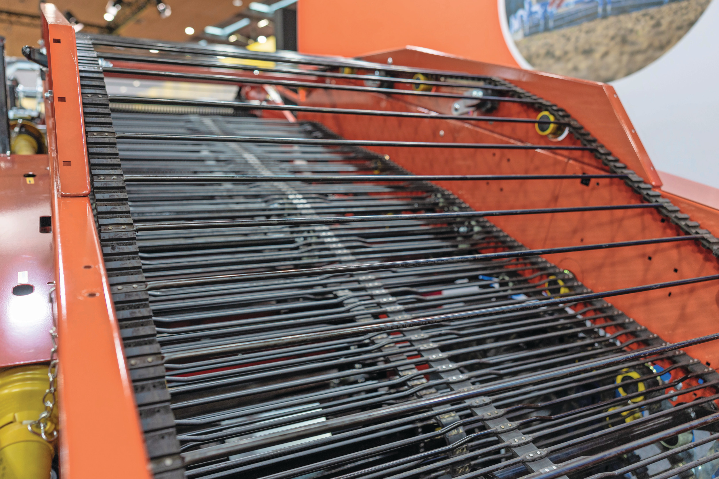 VSS Machinebouw rust zijn VSS Amac 1480-uienlader voortaan uit met een doorvalmat. Dat is een uitkomst in nieuwe teeltgebieden met een hoge onkruiddruk. Foto: Mark Pasveer