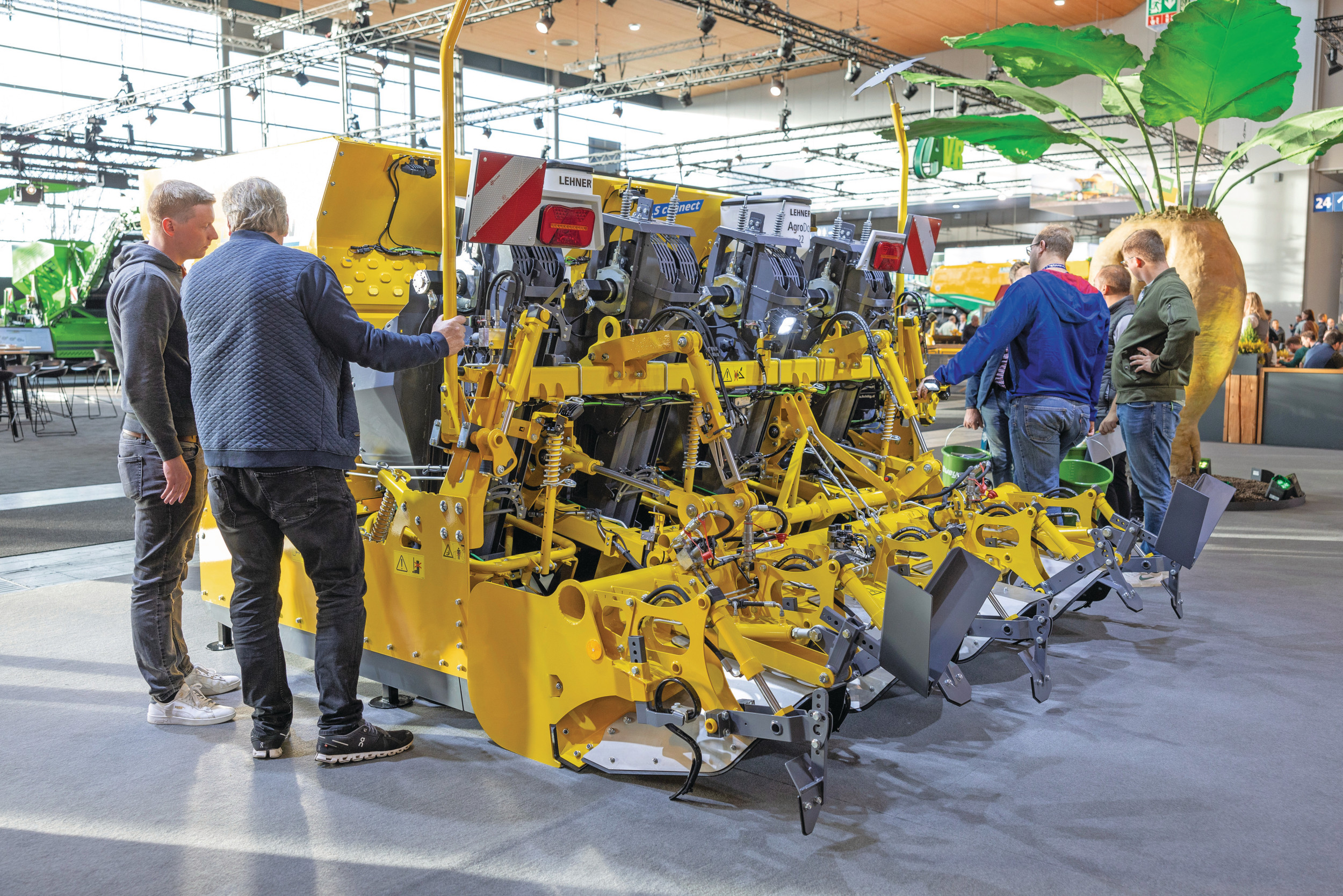 Ropa toont de nieuwe Leguan-pootfreescombinatie op de Agritechnica. Het lag in de lijn der verwachting dat de nieuwe Ropa-machine op de beurs in Hannover (D) zou staan, omdat recent een spionagefoto was uitgelekt. Foto: Mark Pasveer