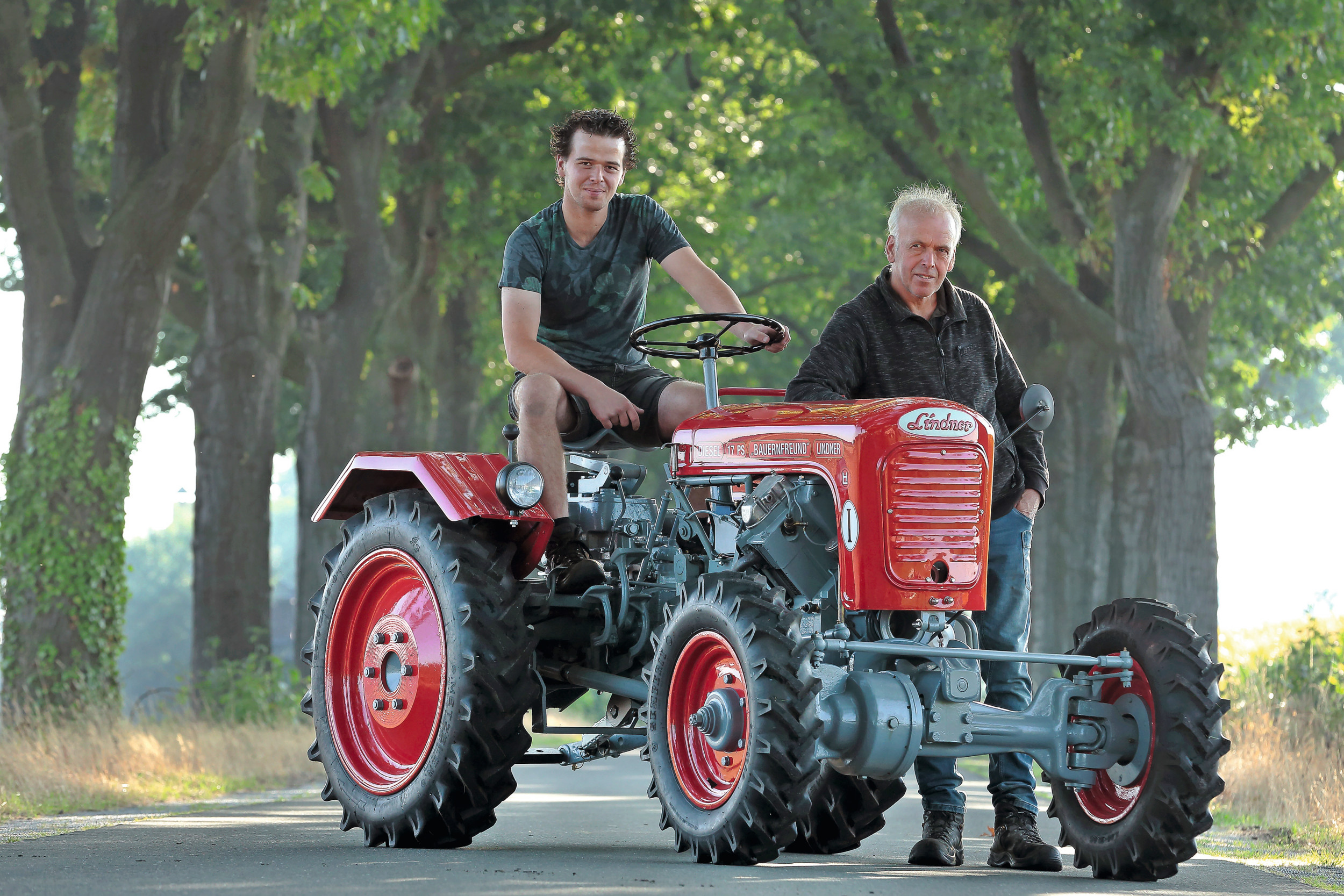 John (60) van der Zanden en zoon Dennis (28) in Deurne (N.-Br.) met hun Lindner HL17A Bauernfreund. “Lindners, daar zijn er zeker in Nederland niet veel van. Het is ook wel leuk om wat aparts te hebben”, zegt John. Foto's: Hans Prinsen