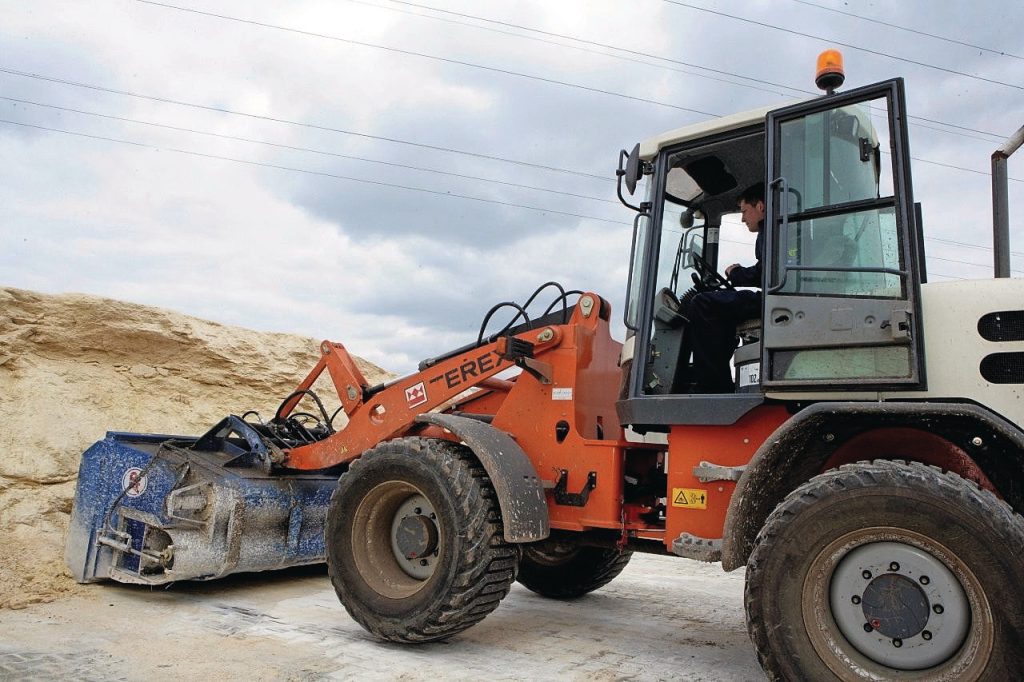 De ET-waarde kun je gebruiken om de shovel iets smaller te maken. Dit kan van belang zijn voor bijvoorbeeld veehouders die het voer opslaan in een sleufsilo. Met die paar centimeter speling aan elke kant, kan de breedte van de shovel net binnen de breedte van de bak blijven. Foto: Henk Riswick