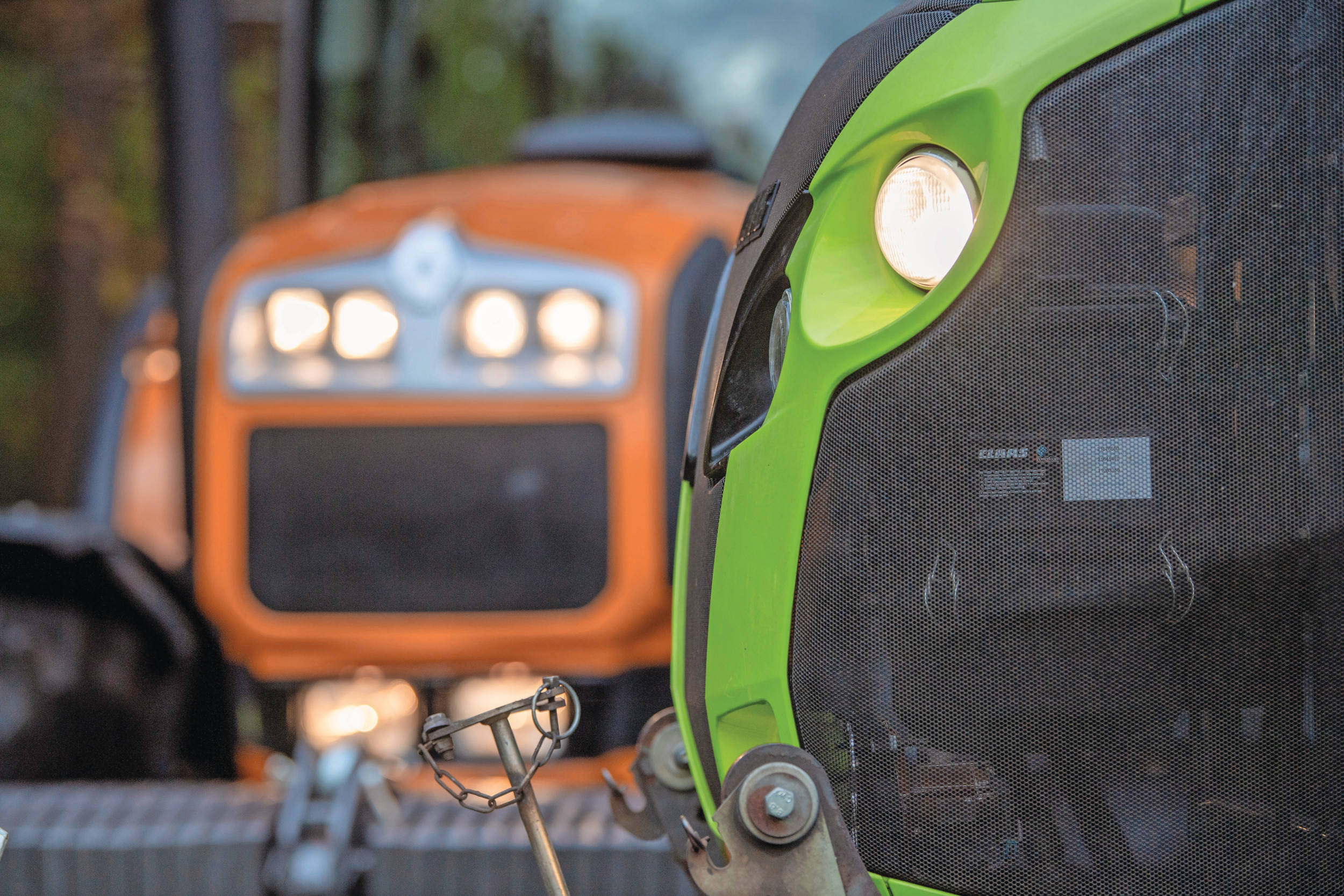 Symbool voor het contrast na 22 jaar Claas-trekkers: links de neus van de Renault Atles, rechts de neus van een recente Claas Axion. De trekkerkleur is gewijzigd van Frans oranje naar Saatengrün. Foto: Mark Pasveer