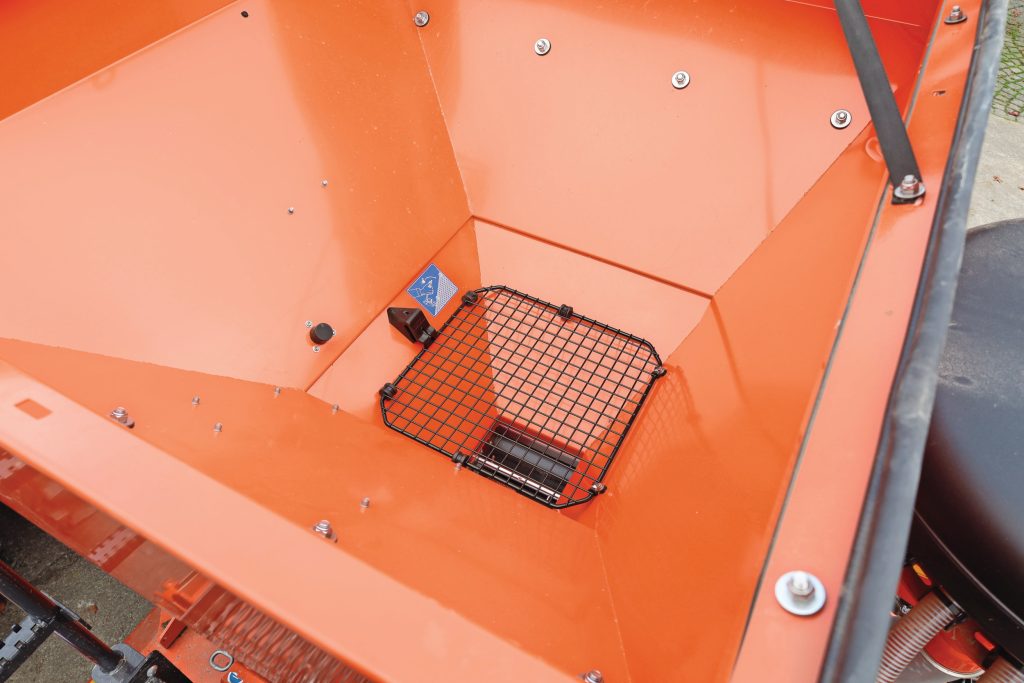 Deze zeef mag beter. Beter in de zin van minder diep in de tank. Iemand van gemiddelde lengte kan er namelijk nauwelijks bij om 'm omhoog te klappen. Zakken zaaigoed erop meenemen gaat ook niet.