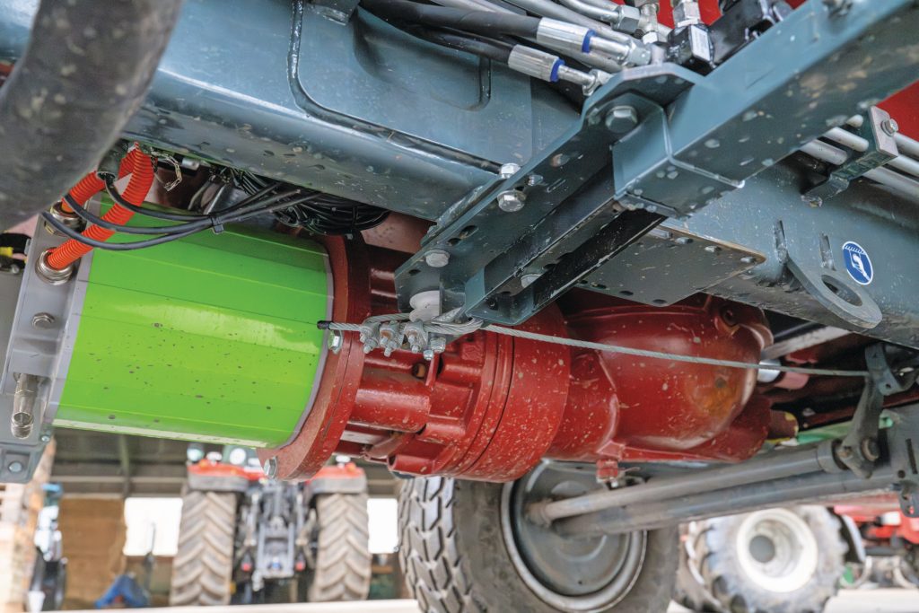 De vijzel wordt rechtstreeks door een 72 kW sterke elektromotor aangedreven. Een tweede elektromotor drijft onder meer een hydrauliekpomp aan. Een hydraulische parkeerrem op de as is standaard.