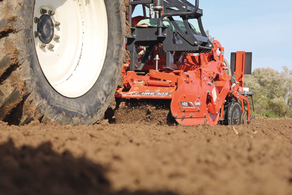 De HRB 303-rotorkopeg is een bekende. Wat werkkwaliteit betreft laat de kopeg zoals verwacht niets te wensen over. Het geleverde werk is op elke grondsoort gewoon goed. Hoewel we tijdens de test op zeer zware grond dus een extra rotorkopeg gebruikten, gemonteerd in de fronthef van de trekker.