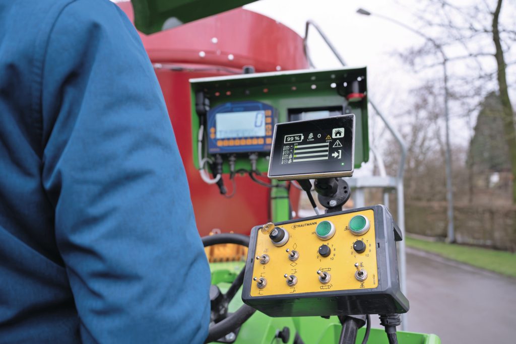 De eenvoudige bediening met tuimelschakelaars volstaat prima. Voor- en achteruitrijden gaat met twee voetpedalen, die wel gevoelig afgesteld zijn.