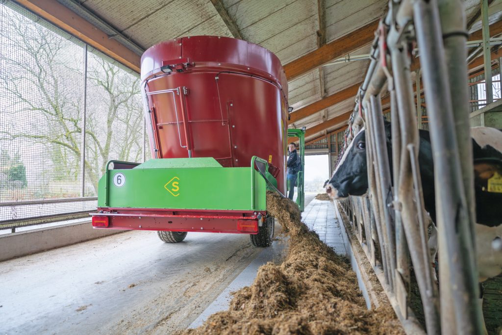 Voor goed zicht langszij draai je het platform naar rechts of links in twaalf kleine stappen van telkens 15 graden. Zet je het platform haaks op de rijrichting, dan steekt het iets buiten het voertuig uit. Als je de stal achterwaarts inrijdt of de voergang oprijdt, heb je niettemin beperkt overzicht zoals hier op de foto.