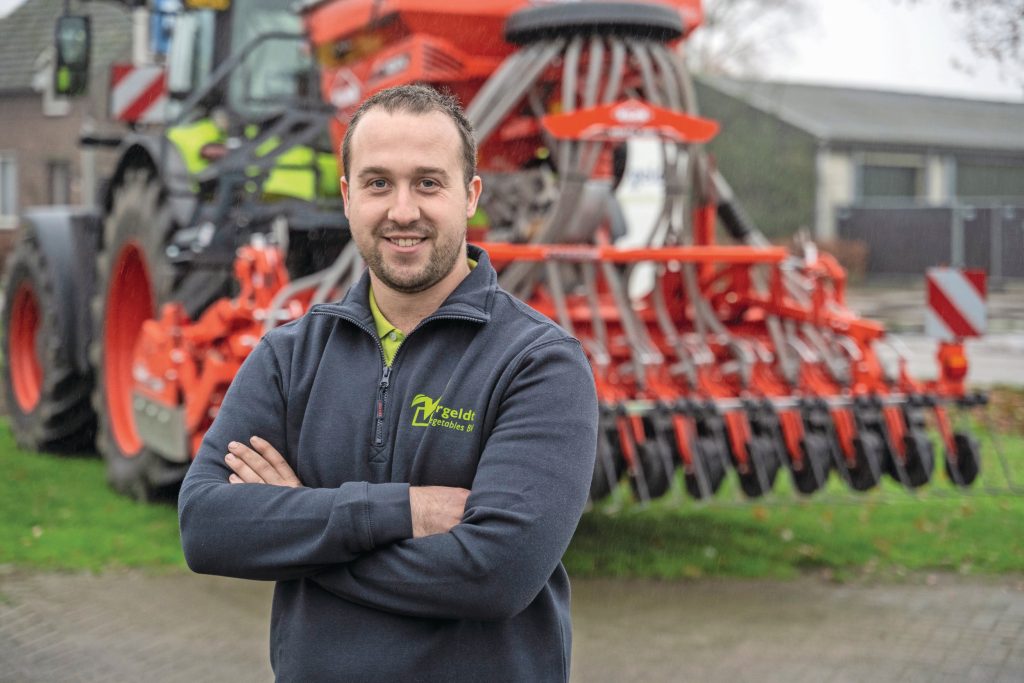 Bas Vergeldt, teeltmanager akkerbouwer bij Vergeldt Vegetables: “Het is een echte graanzaaimachine. Het zaaibeeld is netjes en de opkomst is goed. Mede omdat de kopeg mooi vlak werk levert.” Foto: Bram Becks